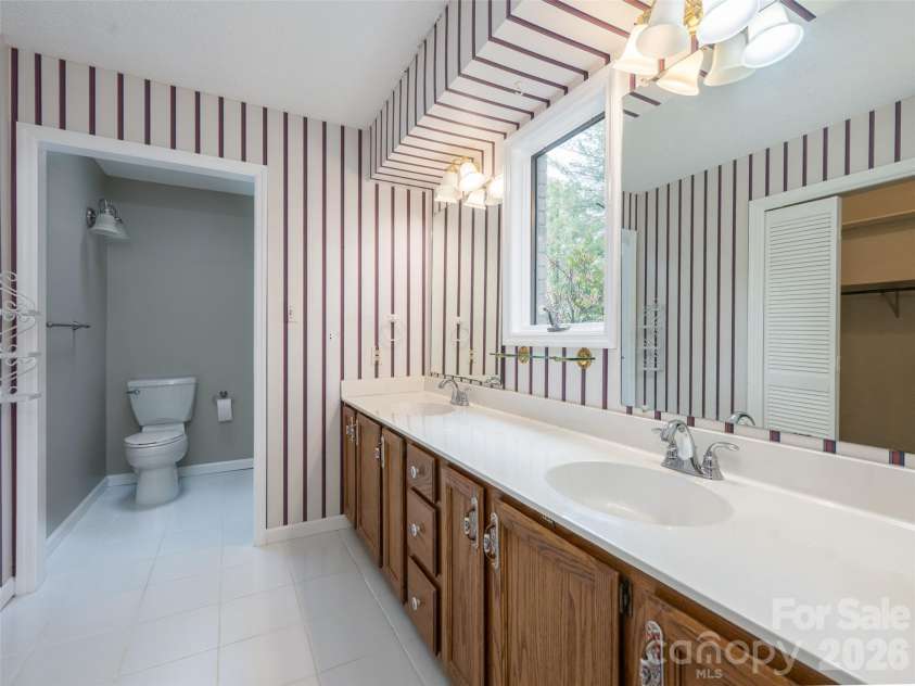 40 Applecross Road, Weaverville, NC 28787.  MLS# CAR4383217, YatesRealty ID 30515. Primary bath