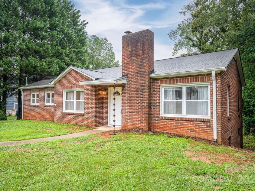 727 3rd Avenue, Hickory, NC 28601.  MLS# CAR4277952, YatesRealty ID 30515. 