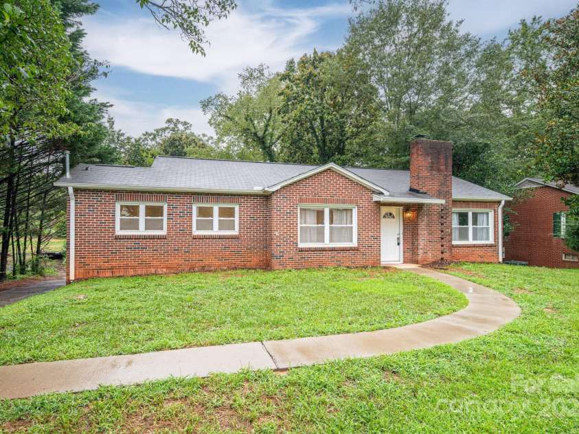 727 3rd Avenue, Hickory, NC 28601.  MLS# CAR4277952, YatesRealty ID 30515. 