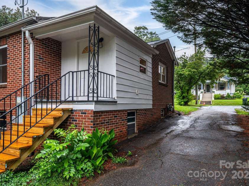 727 3rd Avenue, Hickory, NC 28601.  MLS# CAR4277952, YatesRealty ID 30515. 