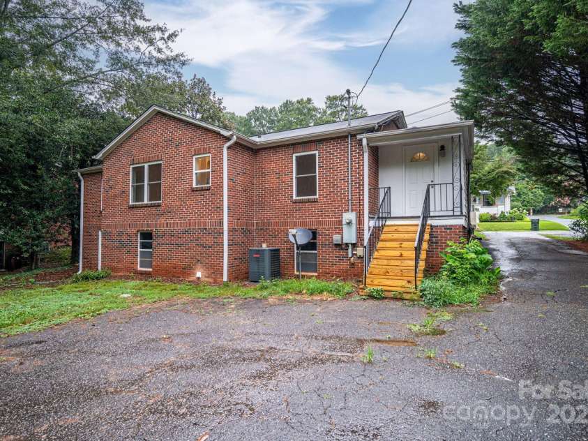 727 3rd Avenue, Hickory, NC 28601.  MLS# CAR4277952, YatesRealty ID 30515. 