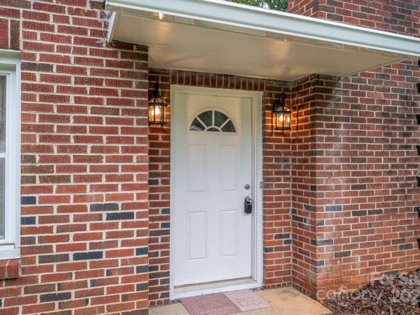 727 3rd Avenue, Hickory, NC 28601.  MLS# CAR4277952, YatesRealty ID 30515. 