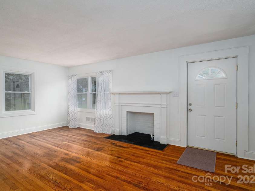727 3rd Avenue, Hickory, NC 28601.  MLS# CAR4277952, YatesRealty ID 30515. 