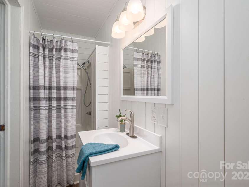 727 3rd Avenue, Hickory, NC 28601.  MLS# CAR4277952, YatesRealty ID 30515. 