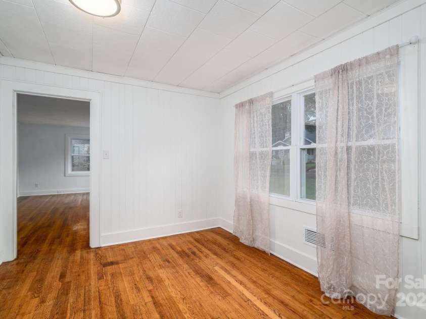 727 3rd Avenue, Hickory, NC 28601.  MLS# CAR4277952, YatesRealty ID 30515. 