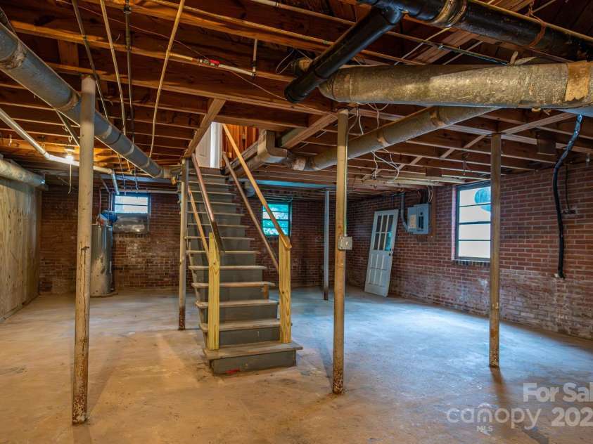 727 3rd Avenue, Hickory, NC 28601.  MLS# CAR4277952, YatesRealty ID 30515. 