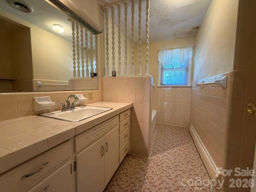 110 1st Street Place, Conover, NC 28613.  MLS# CAR4390442, YatesRealty ID 30517. 