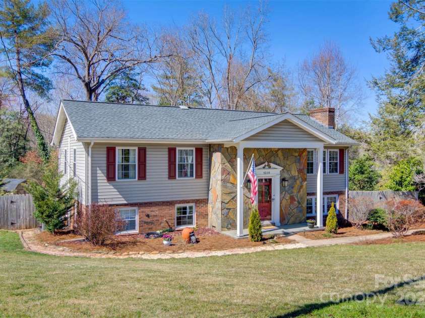 5230 Northview Drive, Hickory, NC 28601.  MLS# CAR4233667, YatesRealty ID 3052. 