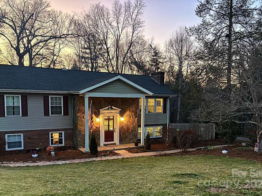 5230 Northview Drive, Hickory, NC 28601.  MLS# CAR4233667, YatesRealty ID 3052. 