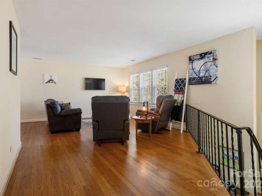 5230 Northview Drive, Hickory, NC 28601.  MLS# CAR4233667, YatesRealty ID 3052. 