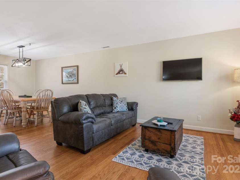 5230 Northview Drive, Hickory, NC 28601.  MLS# CAR4233667, YatesRealty ID 3052. 