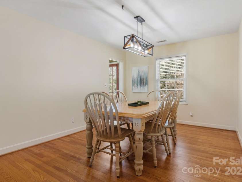 5230 Northview Drive, Hickory, NC 28601.  MLS# CAR4233667, YatesRealty ID 3052. 
