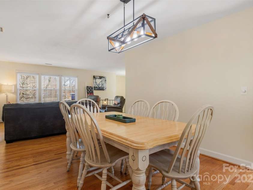 5230 Northview Drive, Hickory, NC 28601.  MLS# CAR4233667, YatesRealty ID 3052. 