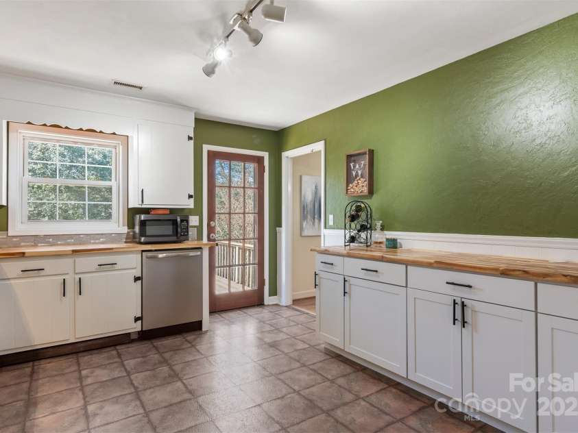 5230 Northview Drive, Hickory, NC 28601.  MLS# CAR4233667, YatesRealty ID 3052. 
