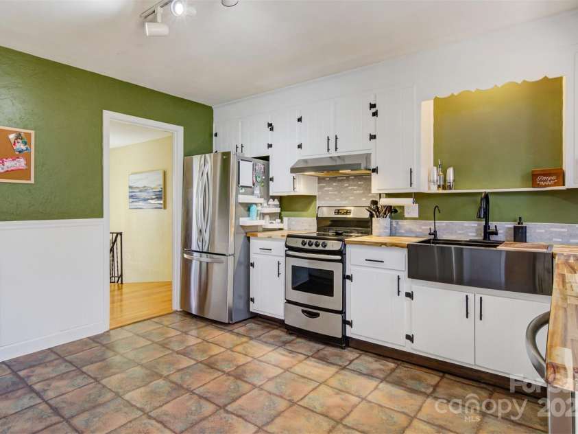 5230 Northview Drive, Hickory, NC 28601.  MLS# CAR4233667, YatesRealty ID 3052. 
