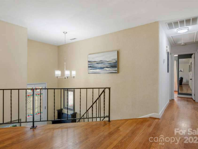 5230 Northview Drive, Hickory, NC 28601.  MLS# CAR4233667, YatesRealty ID 3052. 