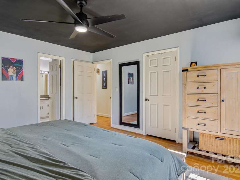 5230 Northview Drive, Hickory, NC 28601.  MLS# CAR4233667, YatesRealty ID 3052. 
