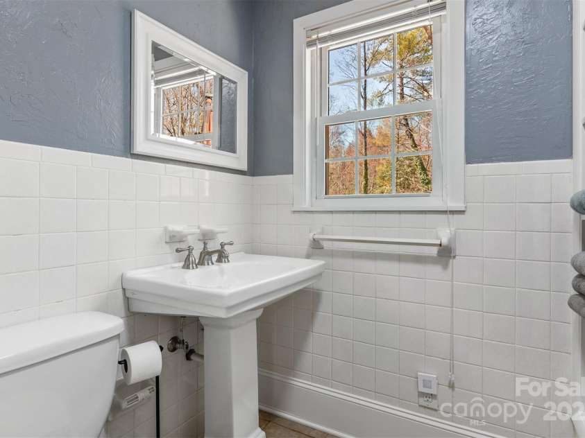 5230 Northview Drive, Hickory, NC 28601.  MLS# CAR4233667, YatesRealty ID 3052. 