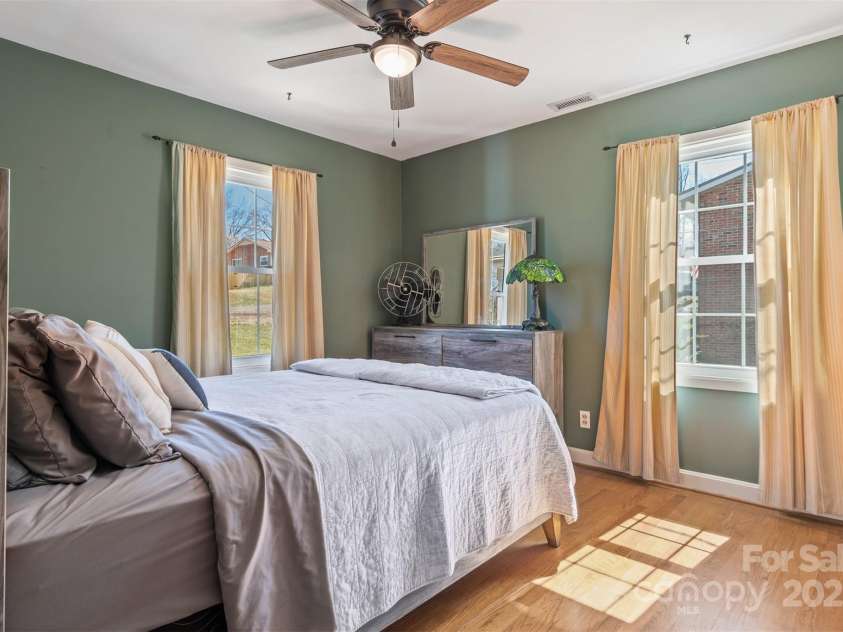 5230 Northview Drive, Hickory, NC 28601.  MLS# CAR4233667, YatesRealty ID 3052. 