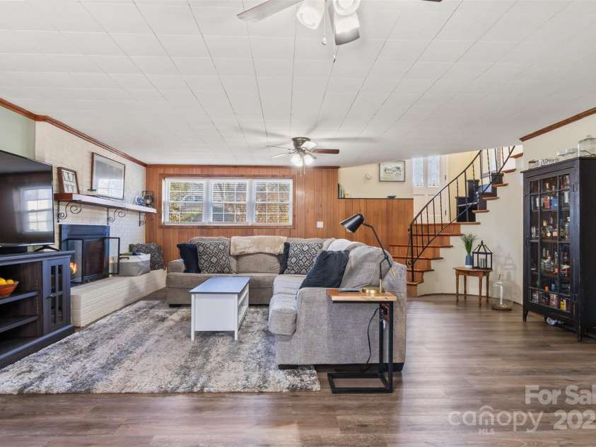 5230 Northview Drive, Hickory, NC 28601.  MLS# CAR4233667, YatesRealty ID 3052. 