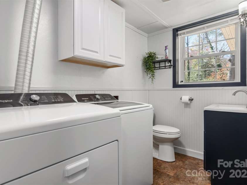 5230 Northview Drive, Hickory, NC 28601.  MLS# CAR4233667, YatesRealty ID 3052. 