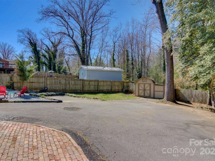 5230 Northview Drive, Hickory, NC 28601.  MLS# CAR4233667, YatesRealty ID 3052. 