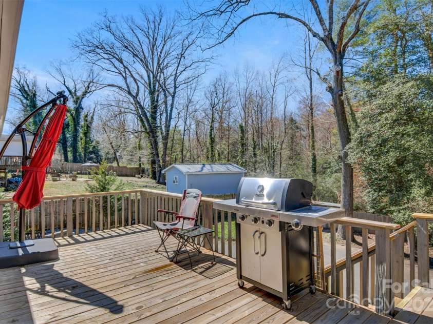 5230 Northview Drive, Hickory, NC 28601.  MLS# CAR4233667, YatesRealty ID 3052. Great deck off kitchen - perfect for grilling & outdoor dining