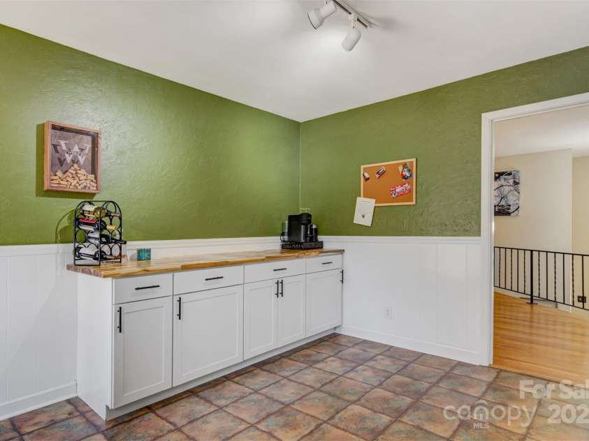 5230 Northview Drive, Hickory, NC 28601.  MLS# CAR4233667, YatesRealty ID 3052. Newly added cabinets increase kitchen functionality and aesthetics