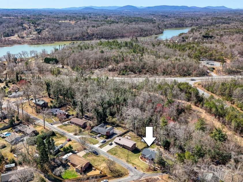 5230 Northview Drive, Hickory, NC 28601.  MLS# CAR4233667, YatesRealty ID 3052. So close to Lake Hickory