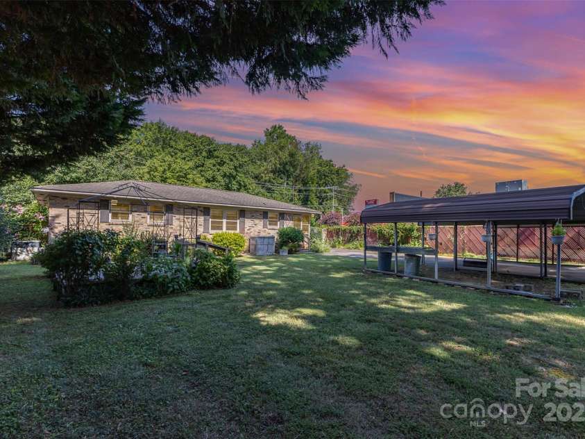5211 Nations Ford Road, Charlotte, NC 28217.  MLS# CAR4285041, YatesRealty ID 30520. 