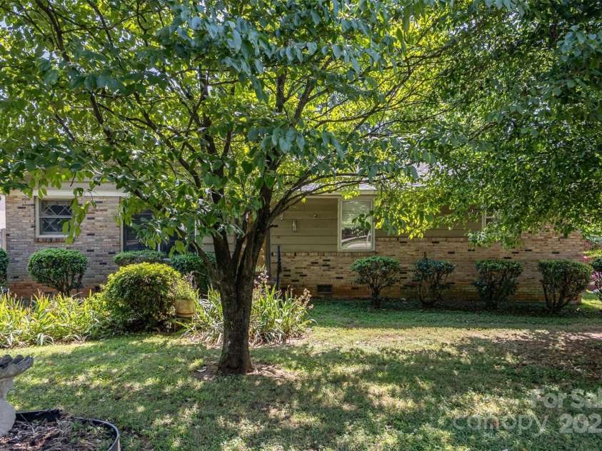 5211 Nations Ford Road, Charlotte, NC 28217.  MLS# CAR4285041, YatesRealty ID 30520. 