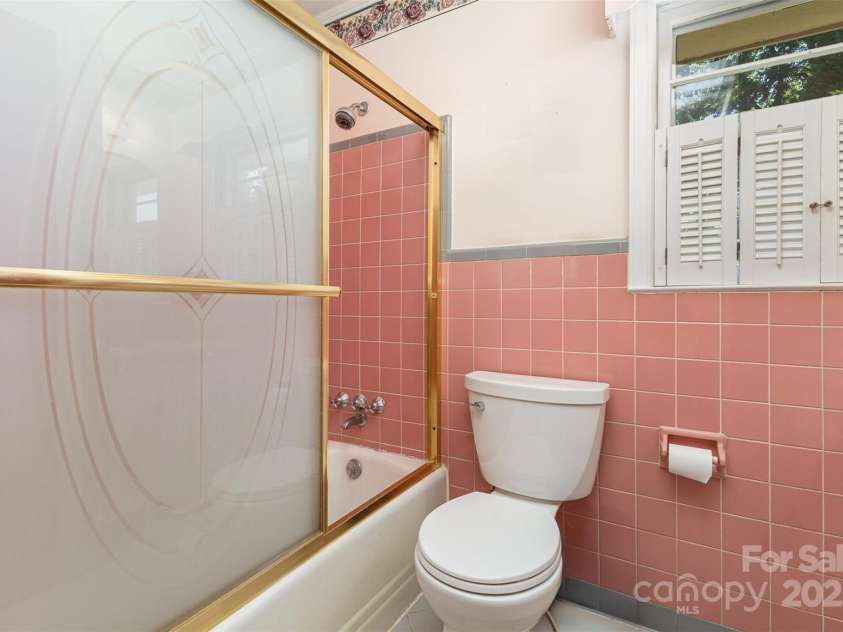 5211 Nations Ford Road, Charlotte, NC 28217.  MLS# CAR4285041, YatesRealty ID 30520. Bath