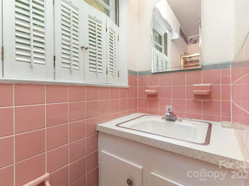 5211 Nations Ford Road, Charlotte, NC 28217.  MLS# CAR4285041, YatesRealty ID 30520. Bath