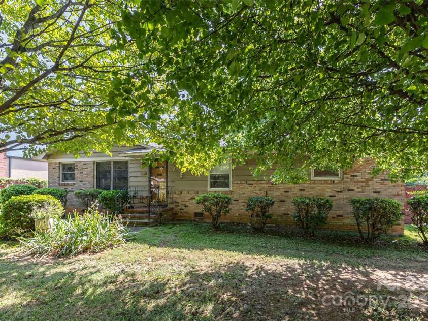 5211 Nations Ford Road, Charlotte, NC 28217.  MLS# CAR4285041, YatesRealty ID 30520. Front Entrance