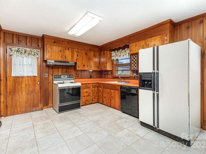 5211 Nations Ford Road, Charlotte, NC 28217.  MLS# CAR4285041, YatesRealty ID 30520. Kitchen