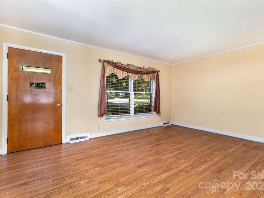 5211 Nations Ford Road, Charlotte, NC 28217.  MLS# CAR4285041, YatesRealty ID 30520. Living Room