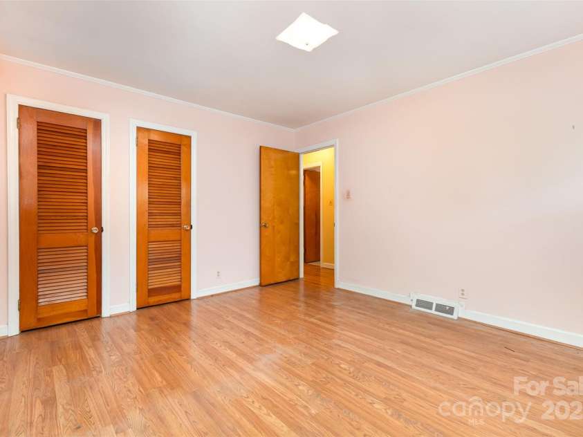 5211 Nations Ford Road, Charlotte, NC 28217.  MLS# CAR4285041, YatesRealty ID 30520. Primary Bedroom