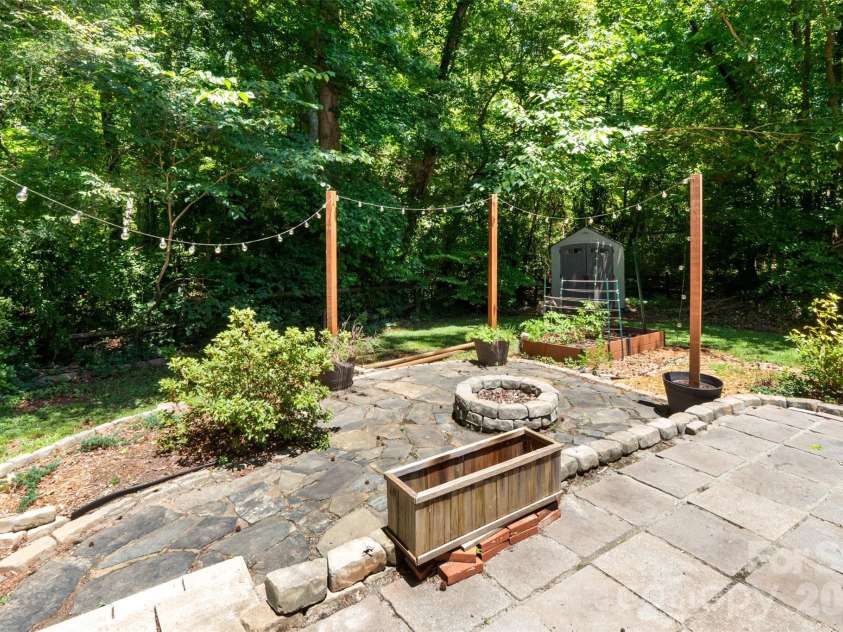 1303 Long Grass Court, Charlotte, NC 28216.  MLS# CAR4390381, YatesRealty ID 30525. 