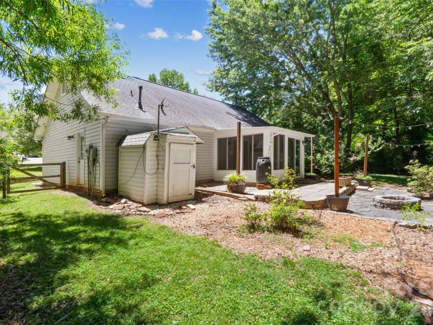 1303 Long Grass Court, Charlotte, NC 28216.  MLS# CAR4390381, YatesRealty ID 30525. 