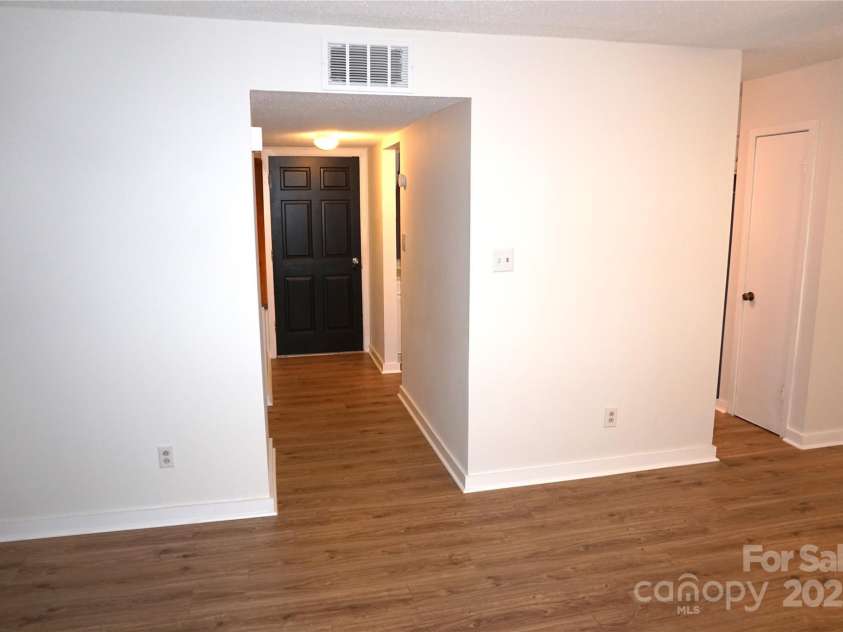 1648 Hollow Drive, Charlotte, NC 28212.  MLS# CAR4288761, YatesRealty ID 30525. 