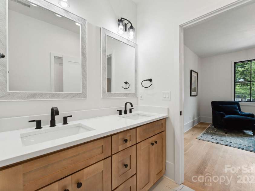408 Ideal Way, Charlotte, NC 28203.  MLS# CAR4268793, YatesRealty ID 30526. Jack & Jill bathroom