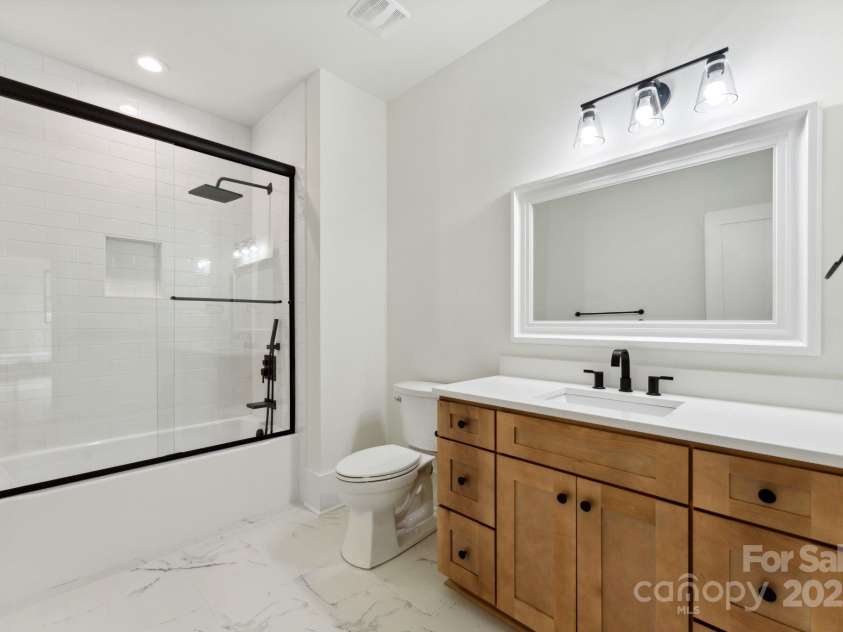 408 Ideal Way, Charlotte, NC 28203.  MLS# CAR4268793, YatesRealty ID 30526. Jack & Jill bathroom
