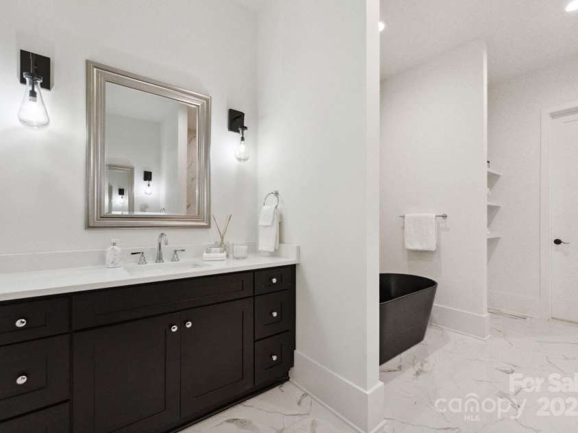 408 Ideal Way, Charlotte, NC 28203.  MLS# CAR4268793, YatesRealty ID 30526. Primary bathroom