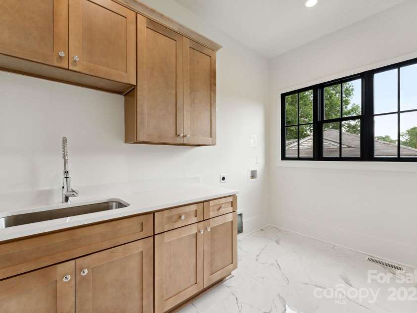 408 Ideal Way, Charlotte, NC 28203.  MLS# CAR4268793, YatesRealty ID 30526. Primary suite laundry