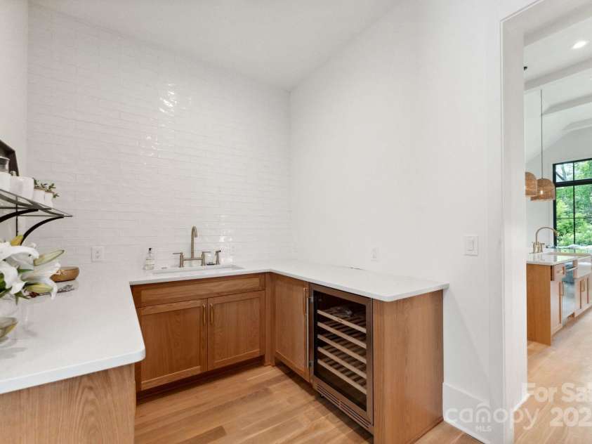 408 Ideal Way, Charlotte, NC 28203.  MLS# CAR4268793, YatesRealty ID 30526. Scullery