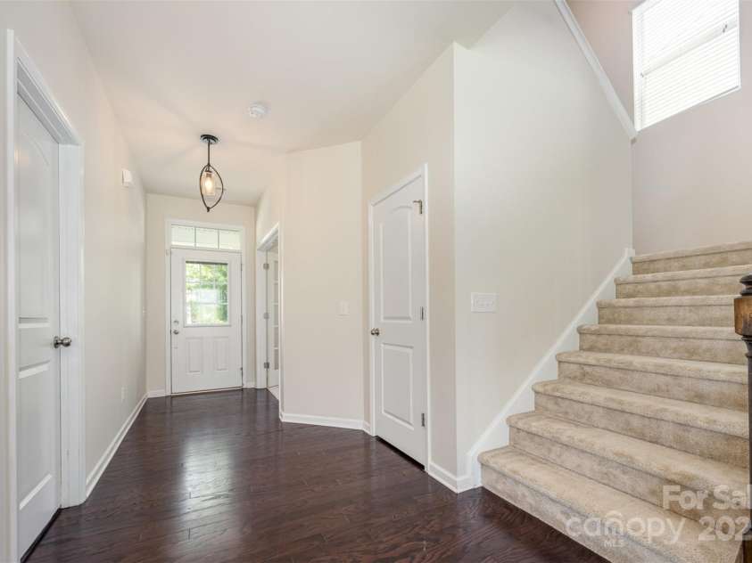 9517 Silverdale Lane, Charlotte, NC 28269.  MLS# CAR4280714, YatesRealty ID 30527. Foyer