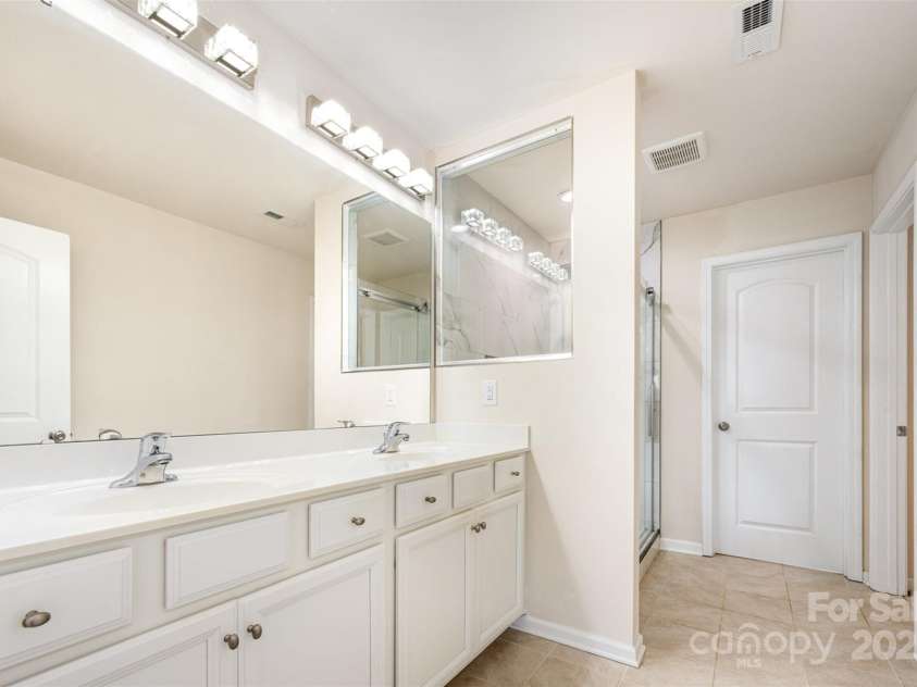 9517 Silverdale Lane, Charlotte, NC 28269.  MLS# CAR4280714, YatesRealty ID 30527. Primary Bathroom