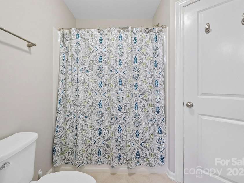 7322 Dulnian Way, Charlotte, NC 28278.  MLS# CAR4272540, YatesRealty ID 30530. Bathroom 2 with shower/tub combo.