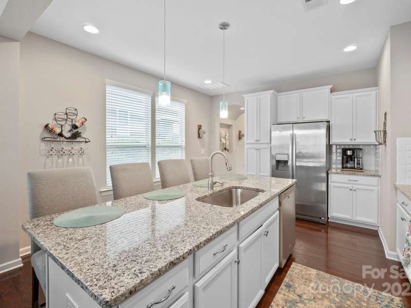 7322 Dulnian Way, Charlotte, NC 28278.  MLS# CAR4272540, YatesRealty ID 30530. Large single bowl sink in island