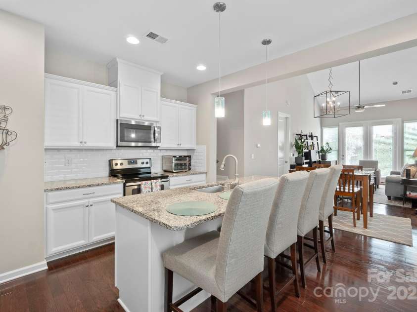 7322 Dulnian Way, Charlotte, NC 28278.  MLS# CAR4272540, YatesRealty ID 30530. Light and bright kitchen with granite, subway tile and stainless steel appliances